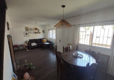 VENTA CASA DE 4 AMBIENTES CON PARQUE. BARRIO LOS TILOS 