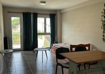 ALQUILER POR 12 MESES. DEPARTAMENTO DE 2 AMBIENTES CON COCHERA. ZONA FACULTAD DE FUNES